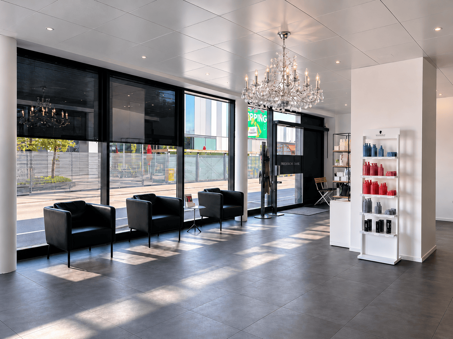 Coiffeursalon Glanz & Gloria Thun – Innenraum mit Kronleuchter