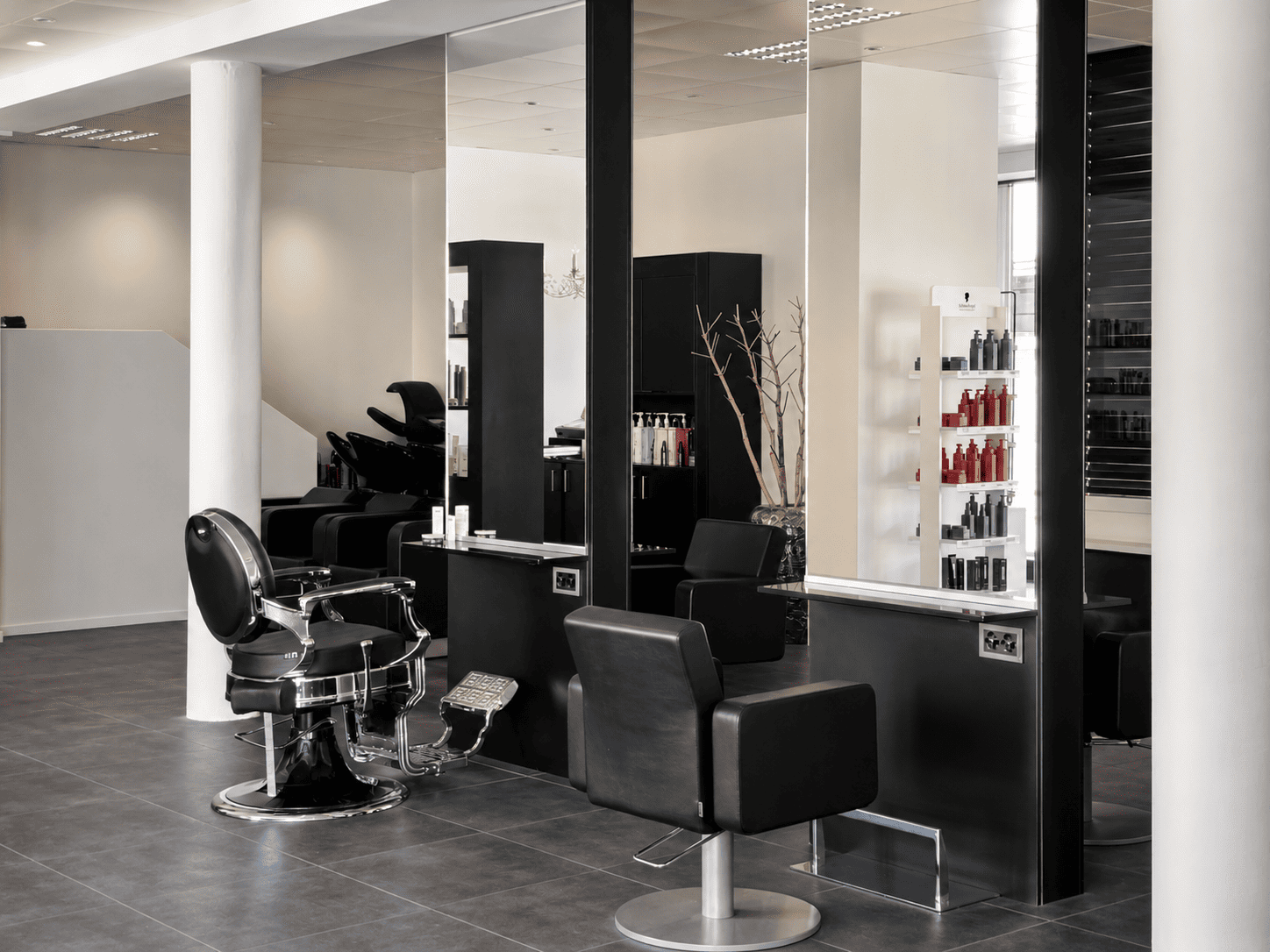 Coiffeur-Stuhl und Spiegel – Salon Glanz & Gloria Thun