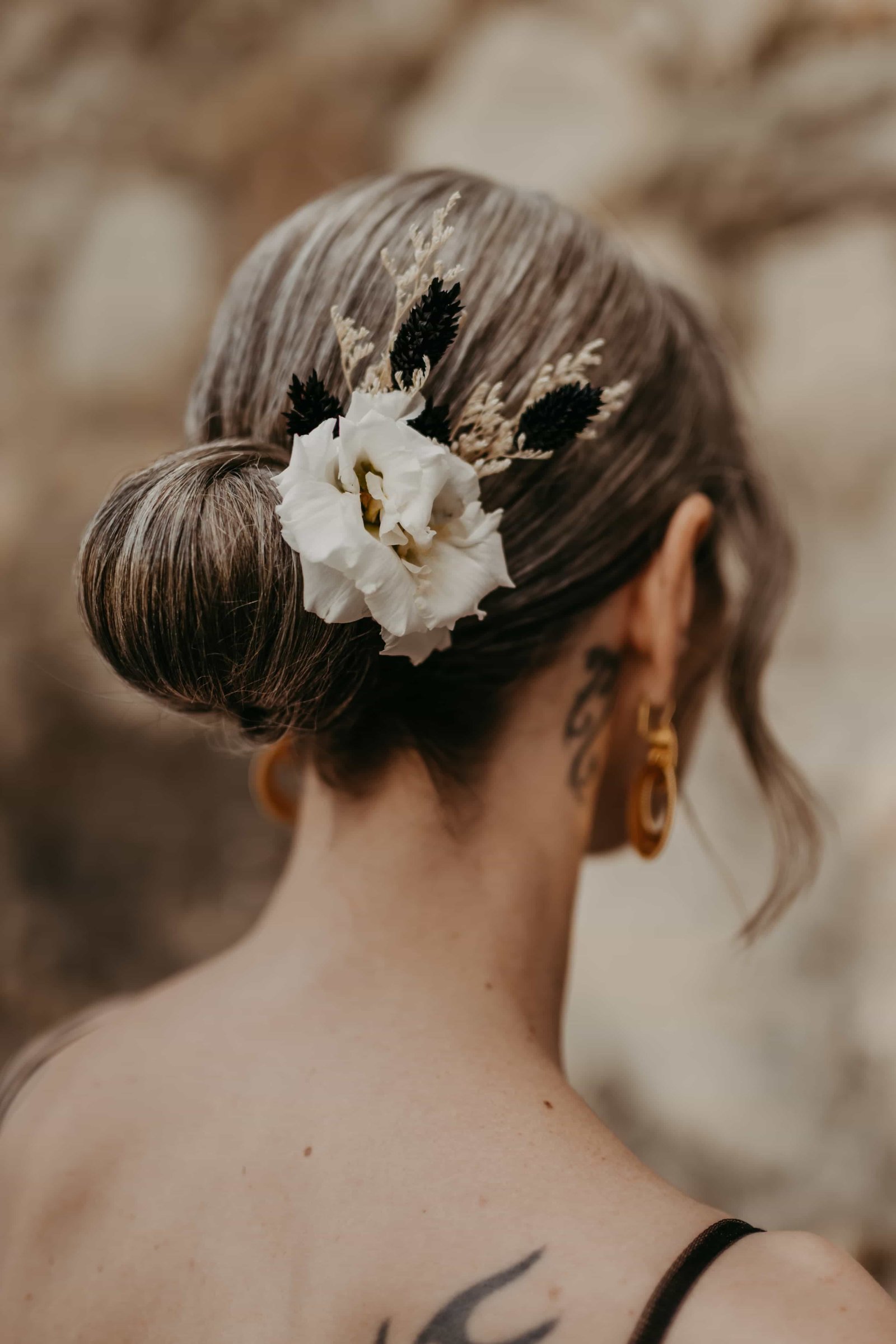 Elegante Hochsteckfrisur mit Blumenschmuck – Braut-Styling Coiffeur Thun