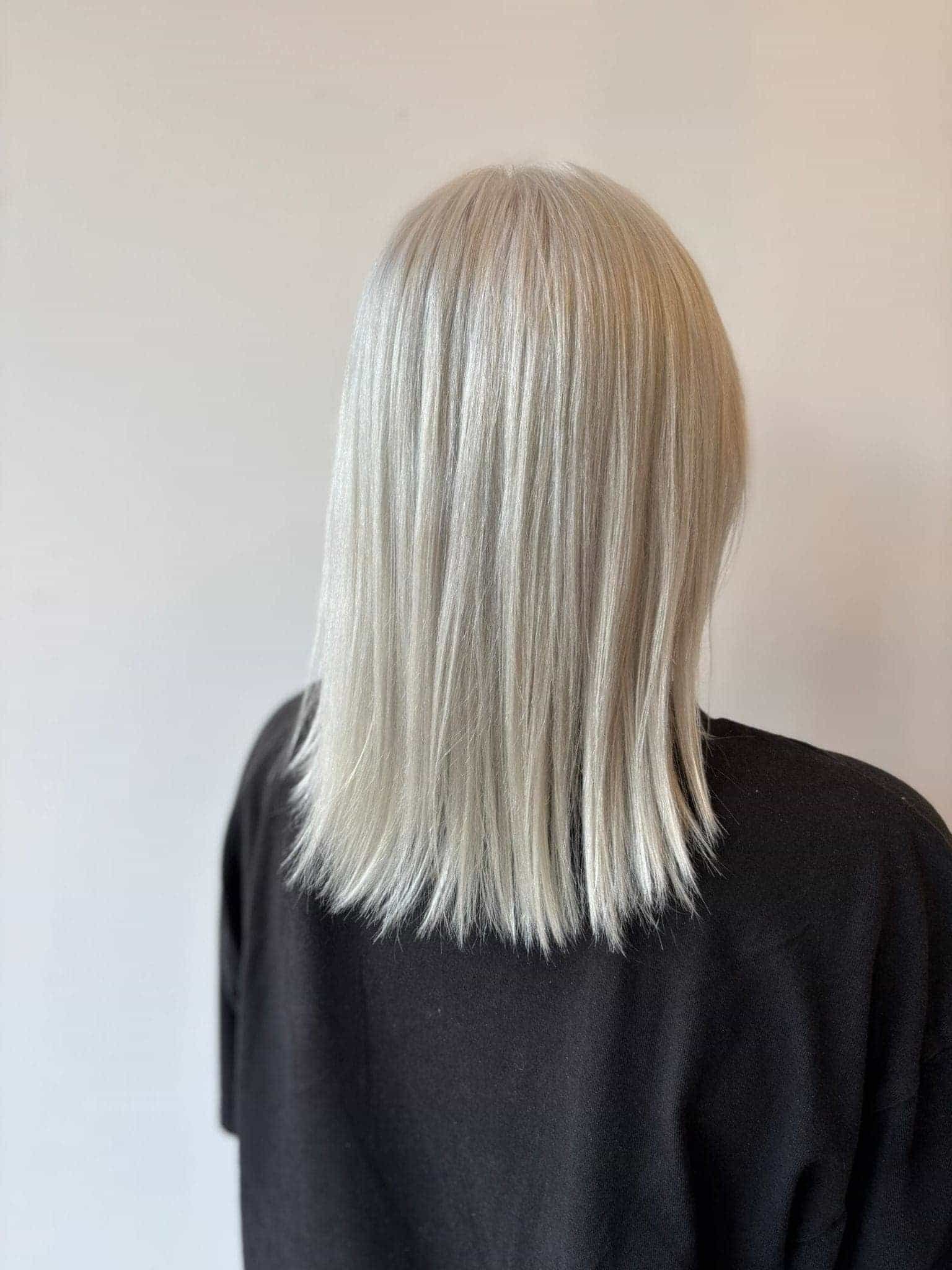 Platinblonde Coloration, glatt geschnitten – Coiffeur Glanz & Gloria Thun