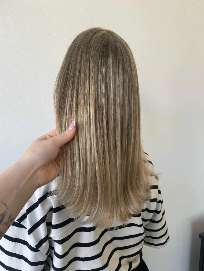 Blonde Strähnen mittellang – Mèches Kundenarbeit Thun