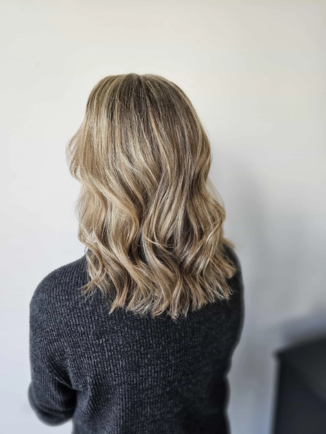 Blonde Wellen schulterlang – Schnitt und Styling Coiffeur Thun