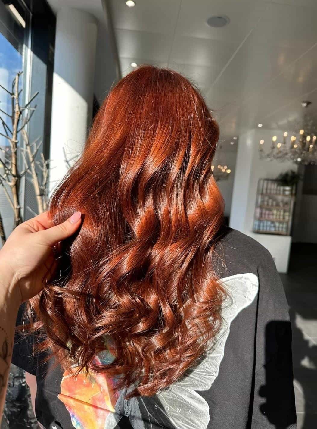 Kupferrote Coloration mit Wellen – Färben beim Coiffeur Thun