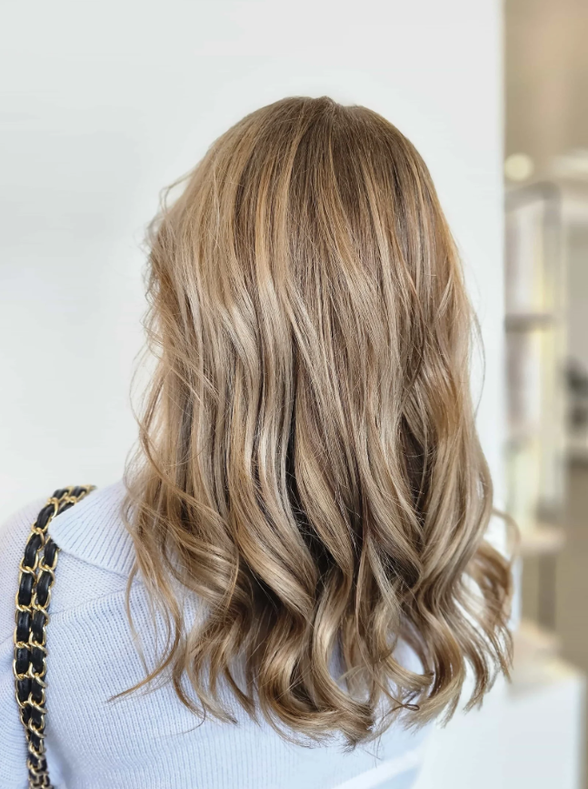 Blonde Balayage mit natürlichen Wellen – Kundenarbeit Thun