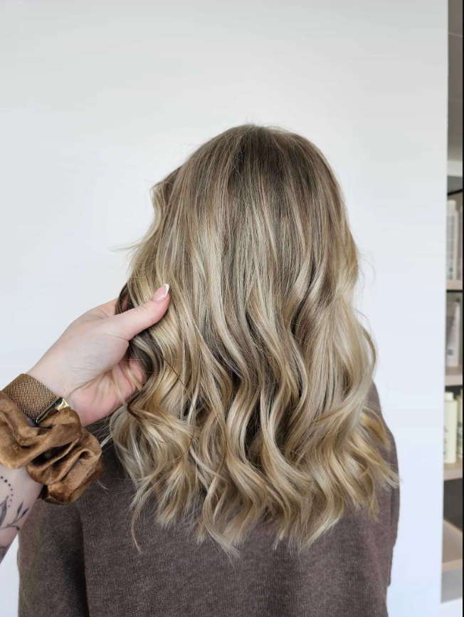 Lange blonde Balayage-Wellen – Coiffeur Glanz & Gloria Thun