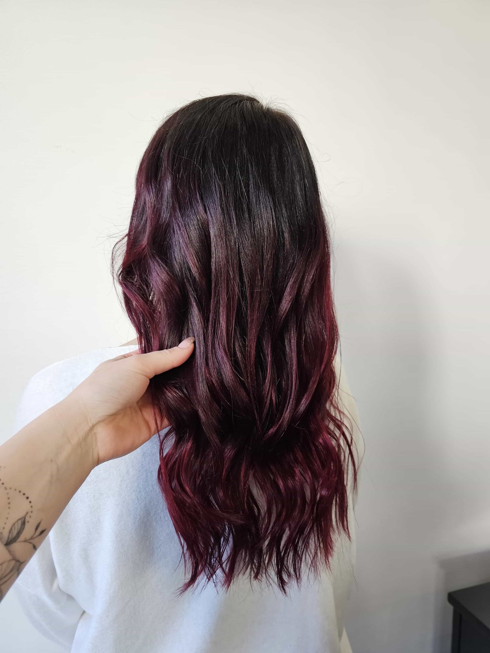 Dunkelrote Coloration, lange Haare – Färben Coiffeur Thun