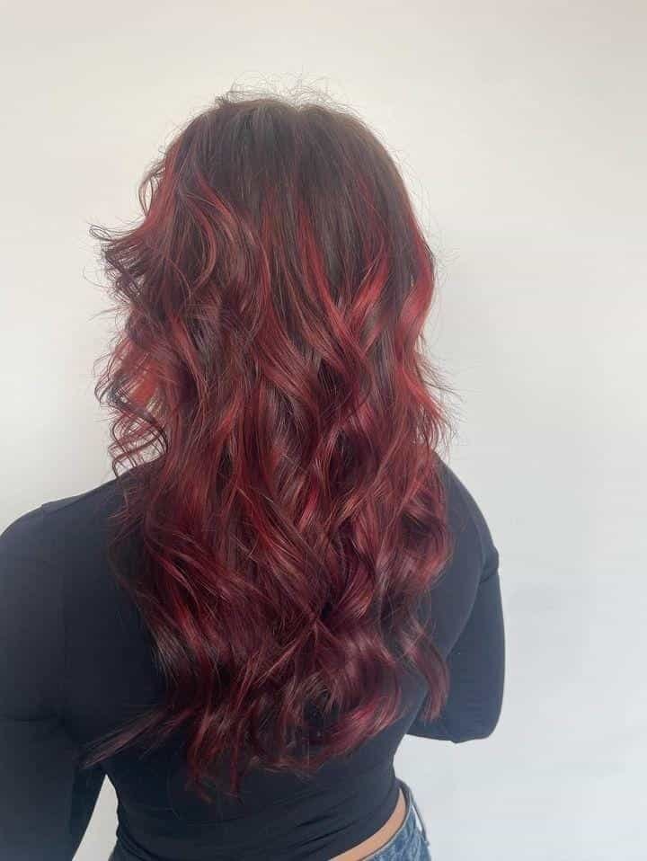Rote Balayage mit Wellen – Coloration Kundenarbeit Thun